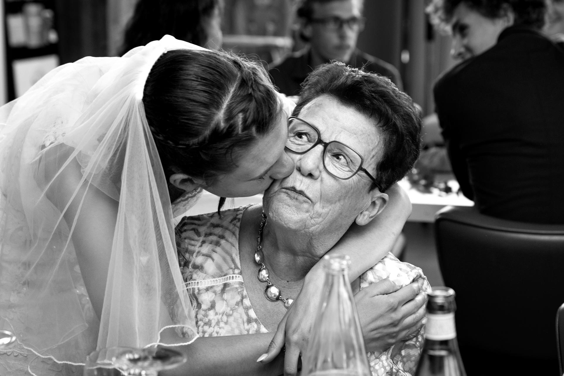 La mariée enbrasse sa grand-mère lors de son mariage près de Challans (Vendée)