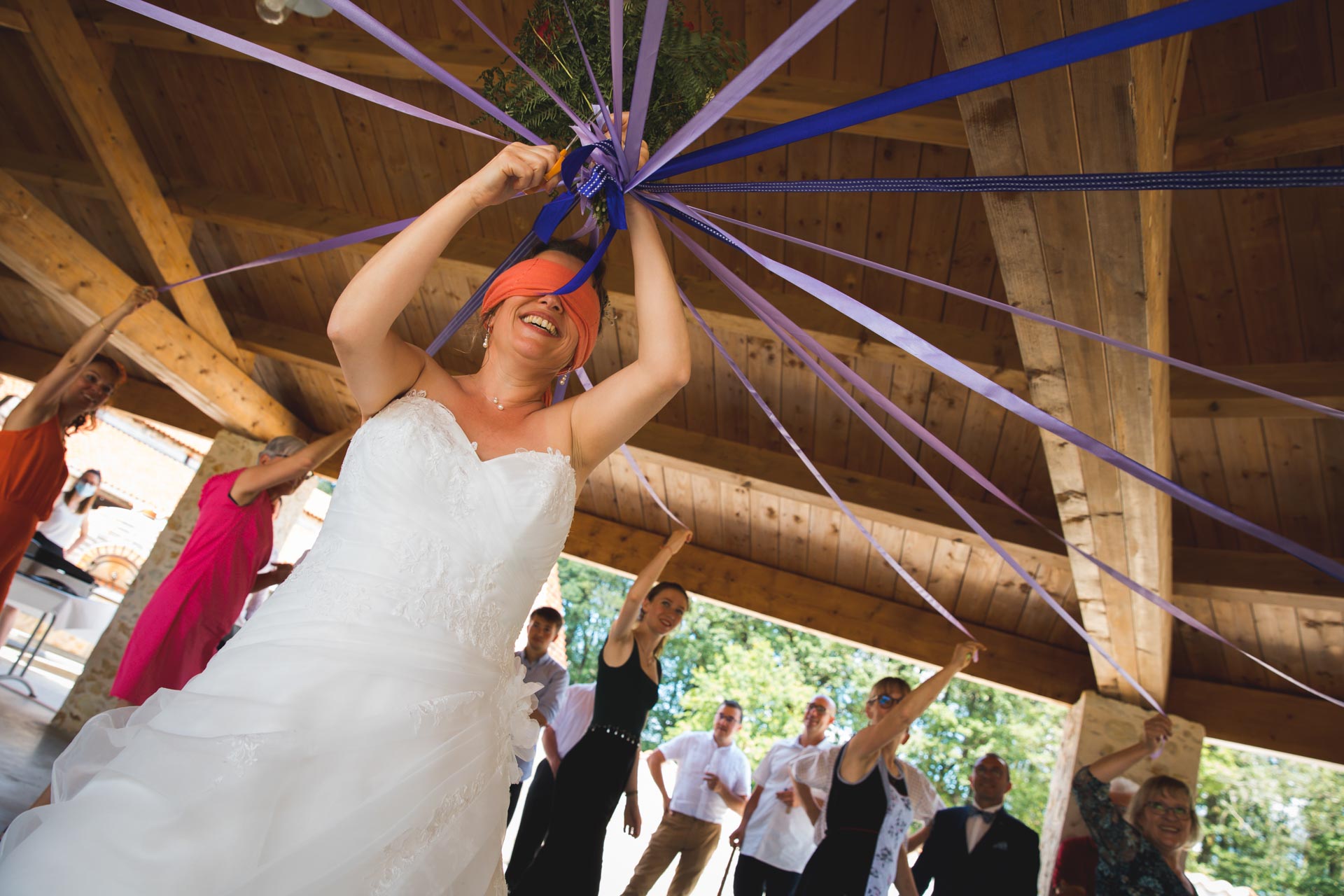 Photogra^phe Mariage Vendée La mariée coupe les rubans pour son cocktail de mariage à Chantonnay (Vendée)