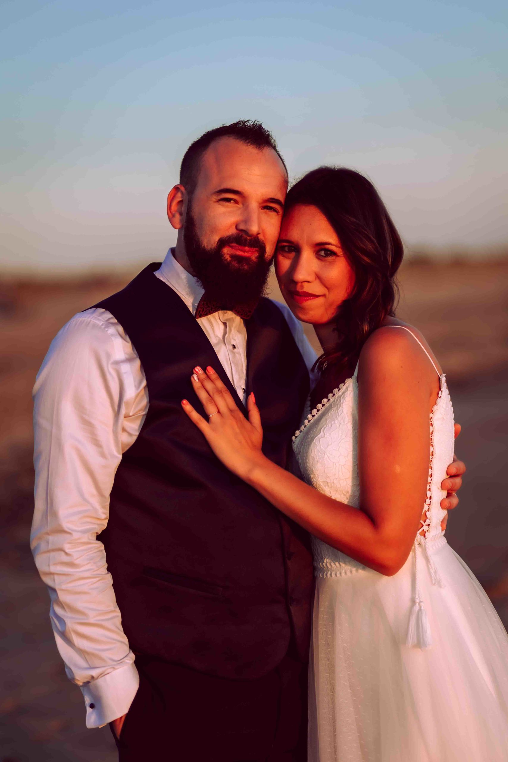 Les mariés sont sur la plage après leur mariage