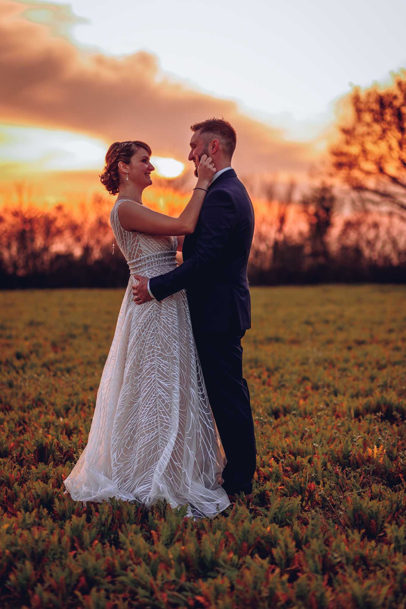 Photographe Mariage Vendée-49 Les mariés se tiennent dans les bras au coucher du soleil en Vendée