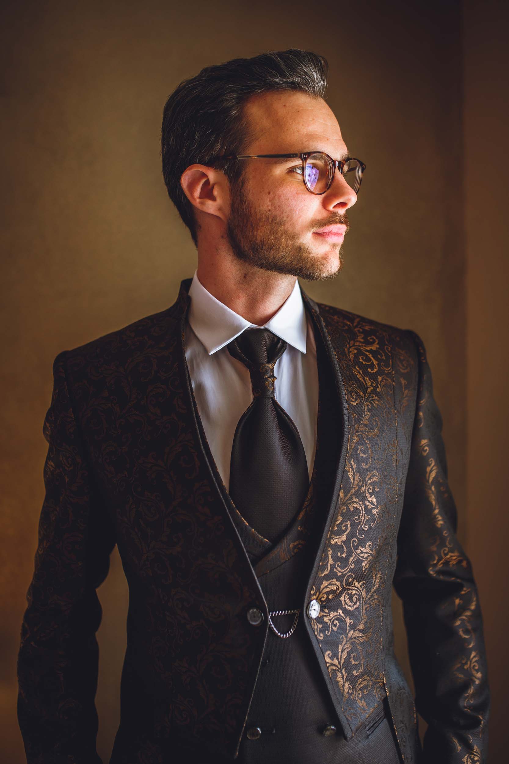 Le marié prend la pose pour la photo de son costume de mariage
