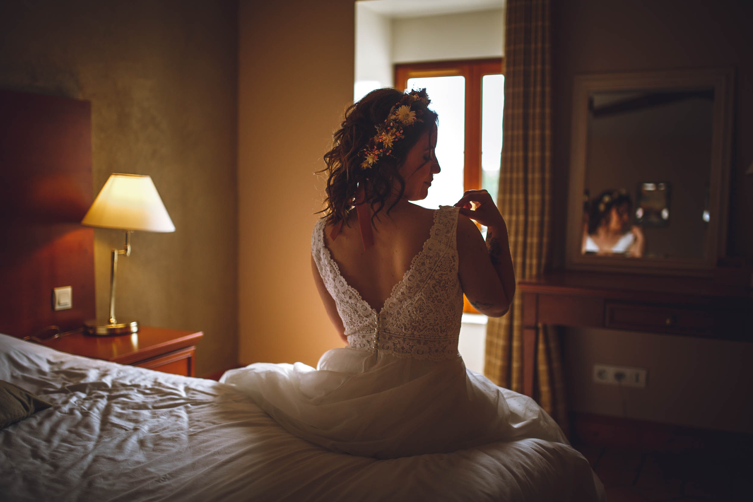 La mariée mets la mains sur son épaule en Vendée