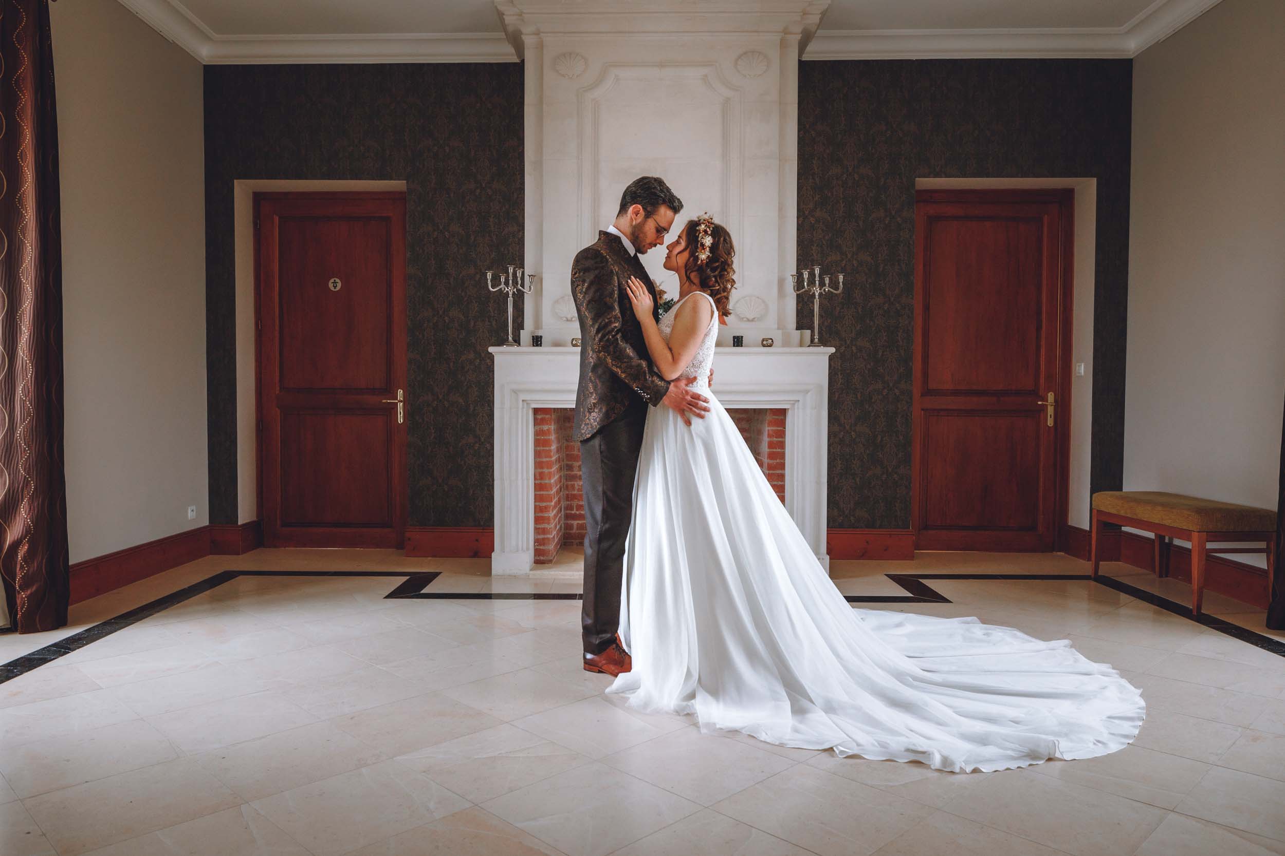 Photographe Mariage Vendée Les mariés se tiennent dans les bras et s'embrassent en Vendée