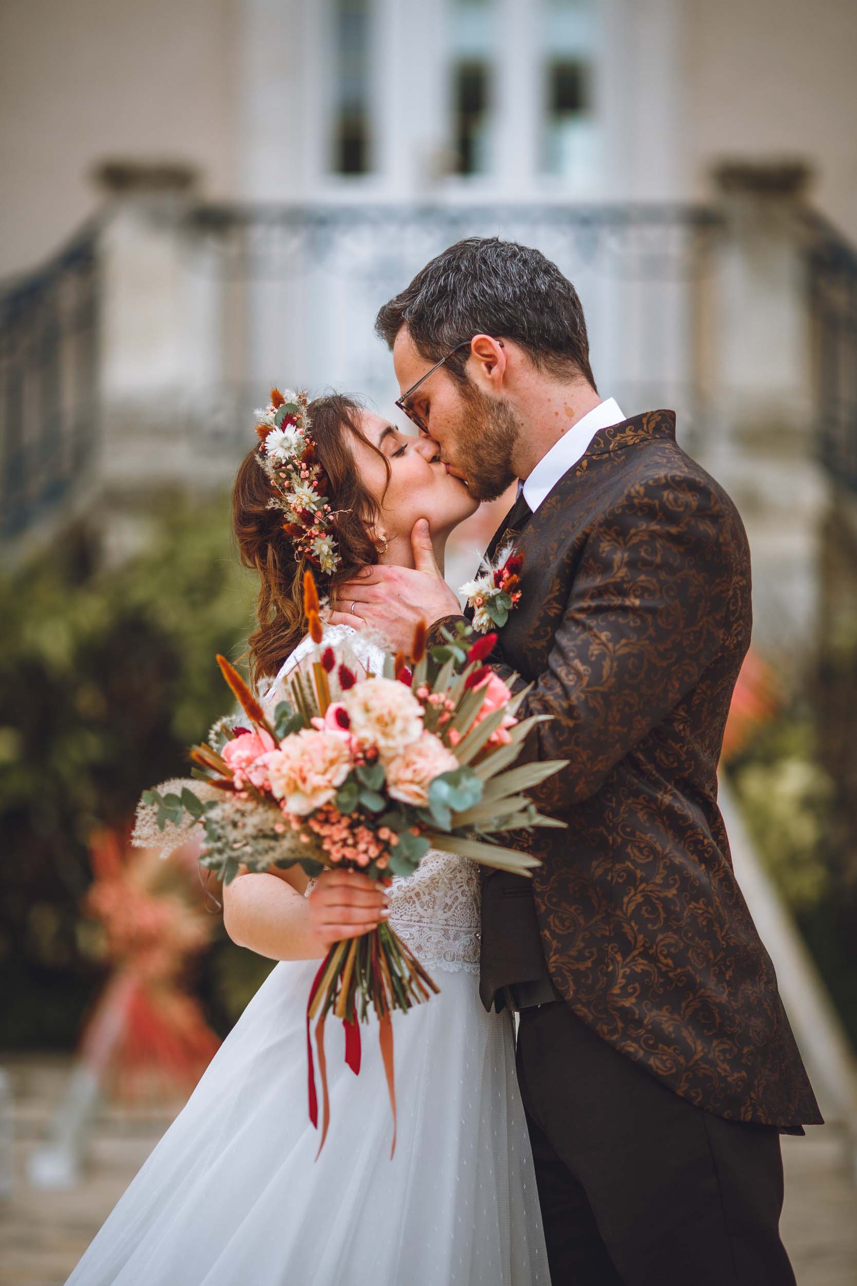 Les mariés s'embrassent pour leurs photos de mariage en Vendée