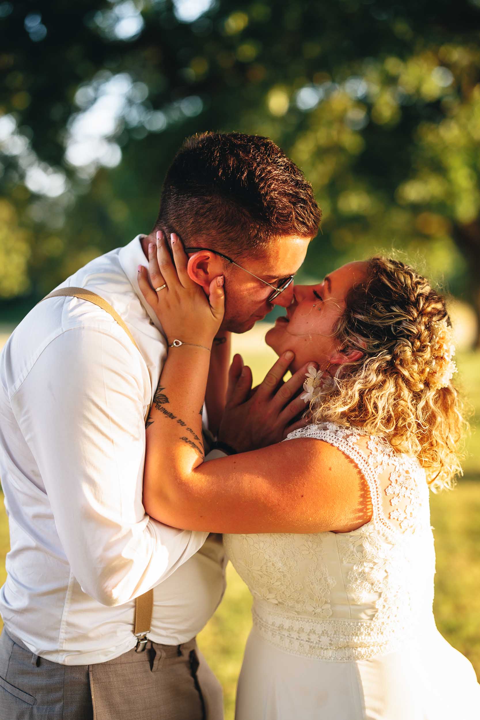 Les mariés s'embrassent pour les photos de leur mariage en Vendée
