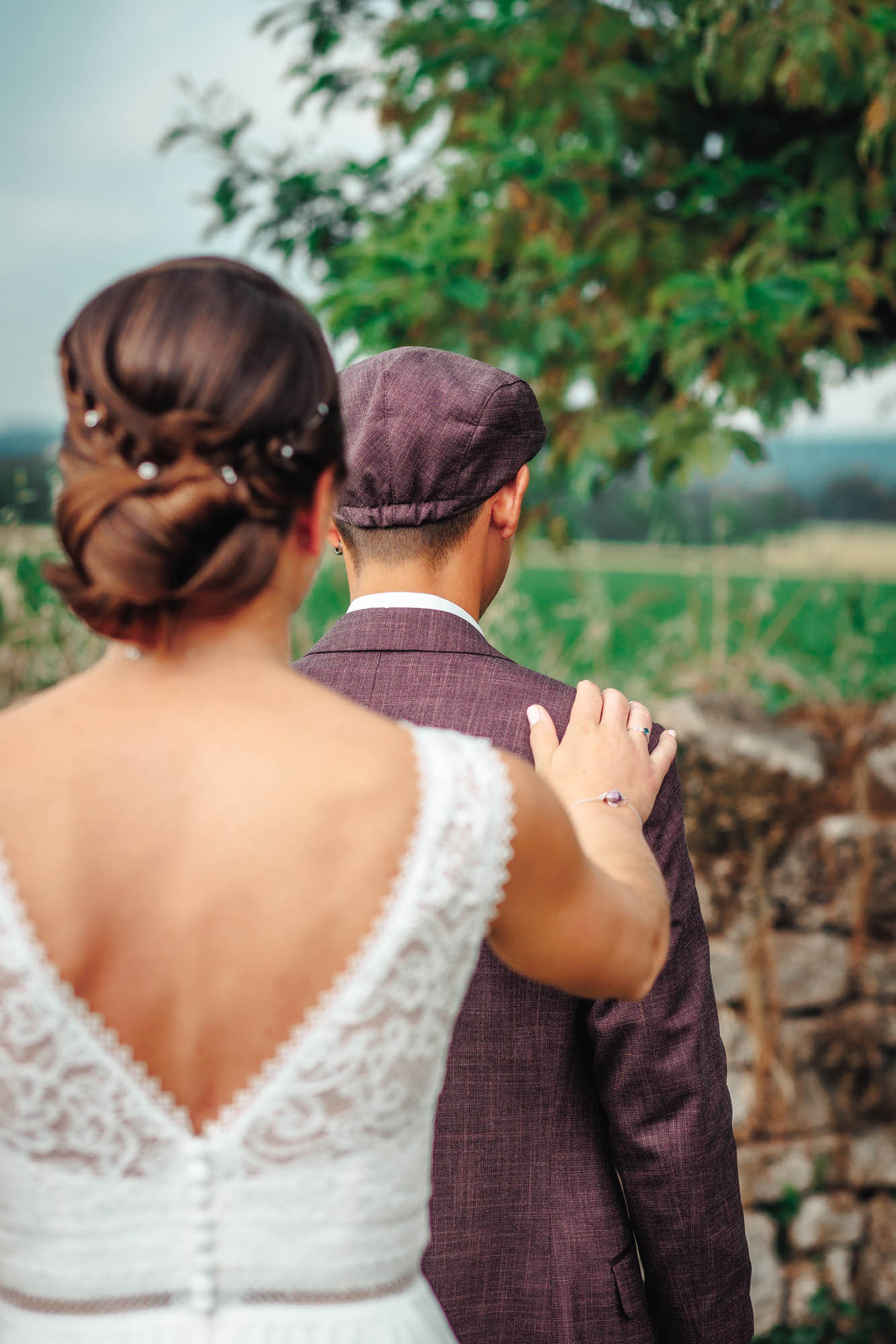 La mariée pose sa main sur l'épaule du marié pour leur mariage à la Roche sur Yon en Vendée