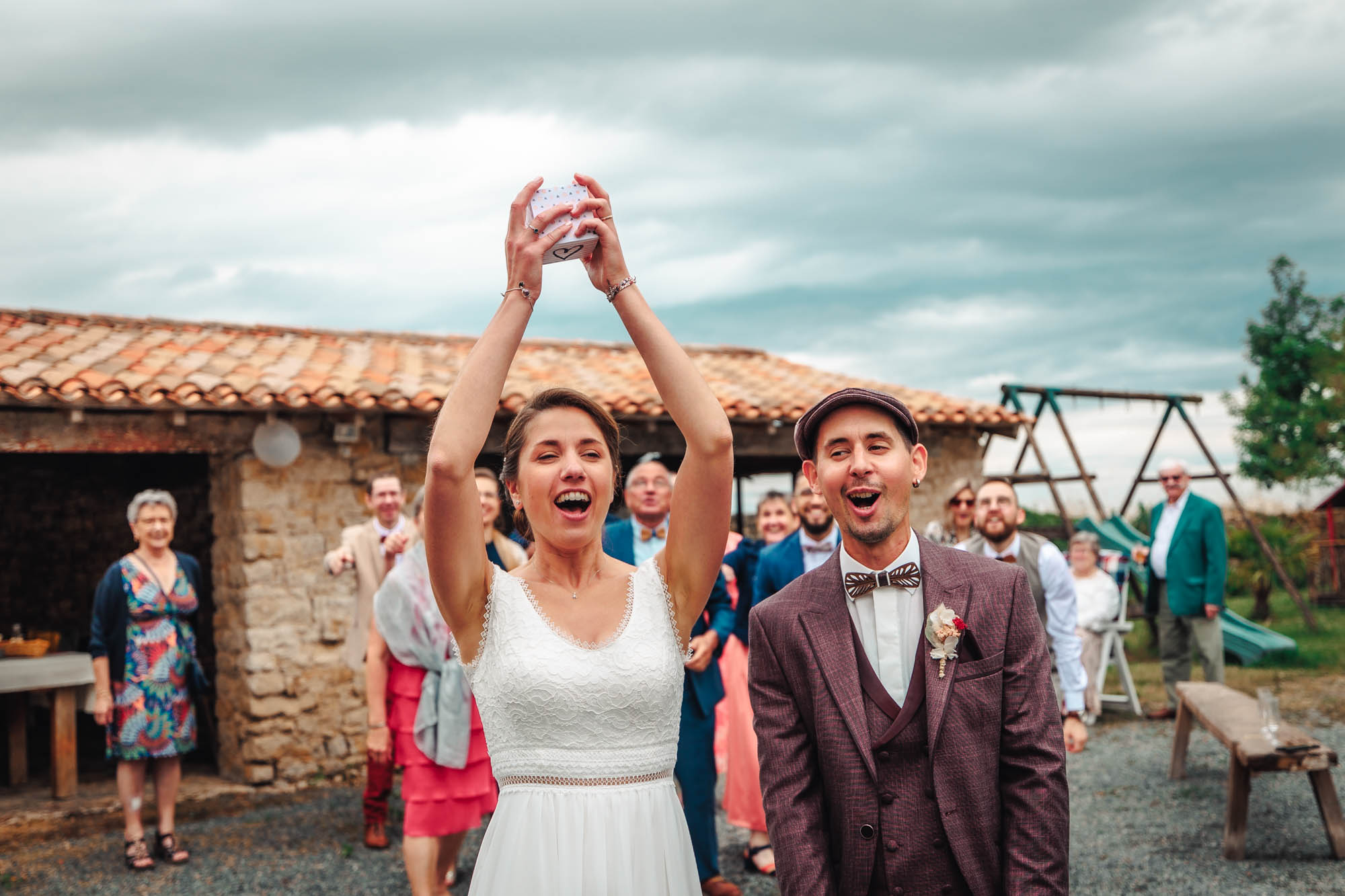 Les mariés jettent une petite boîte pour le vin d'honneur de leur mariage à Chantonnay en Vendée