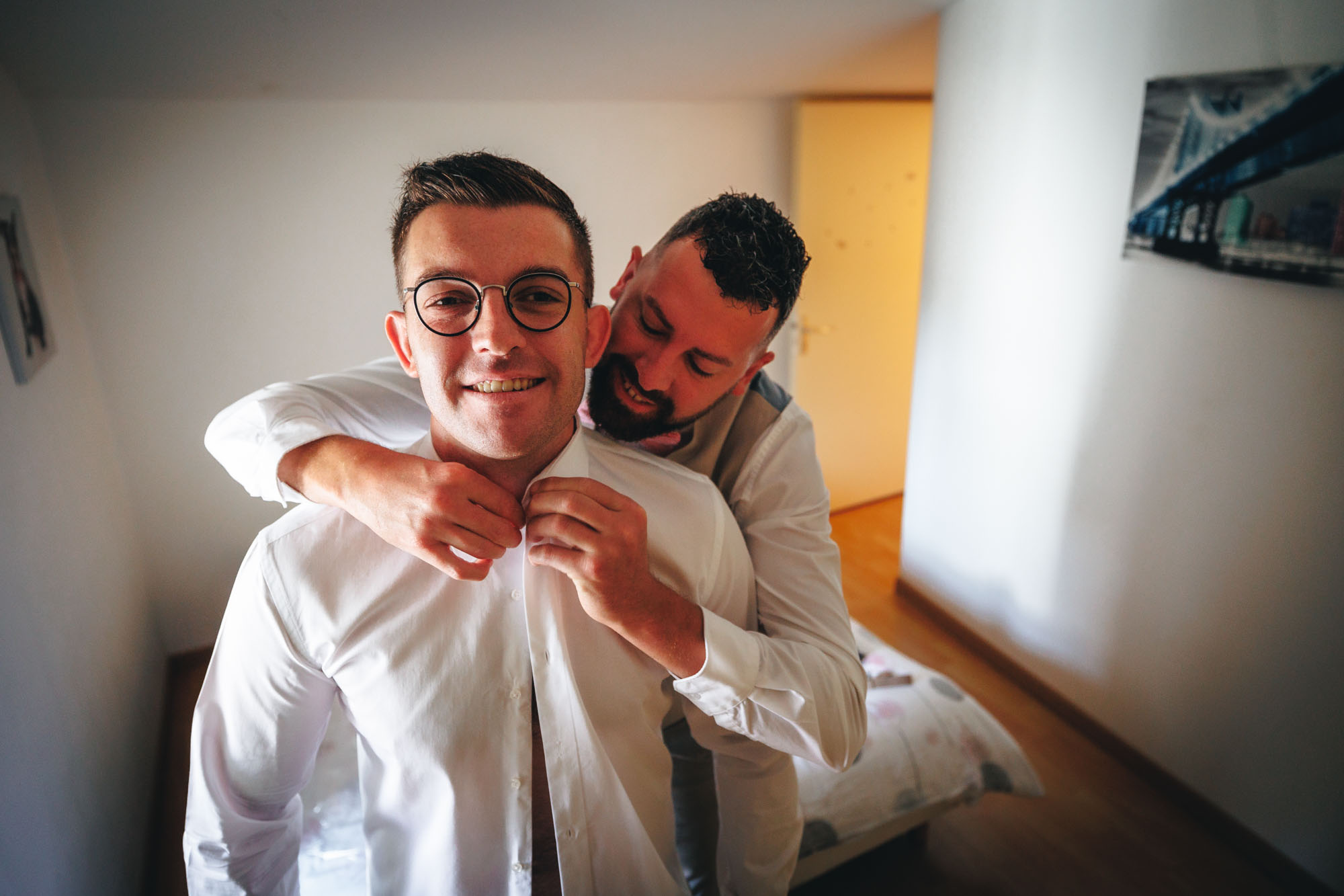 Photographe Mariage Vendée-1 Le témoin habille le marié aux Sables d'Olonne en Vendée