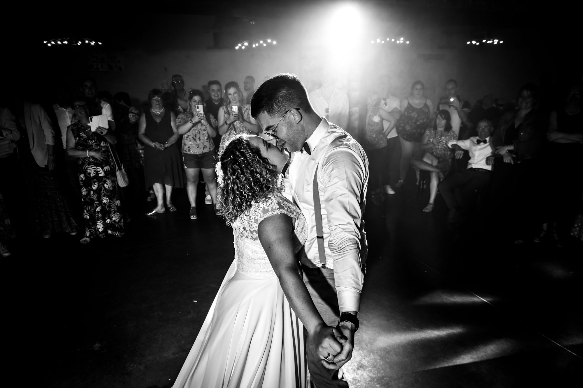 Les mariés fon l'ouverture de bal devant leur photographe de mariage à la Roche sur Yon en Vendée