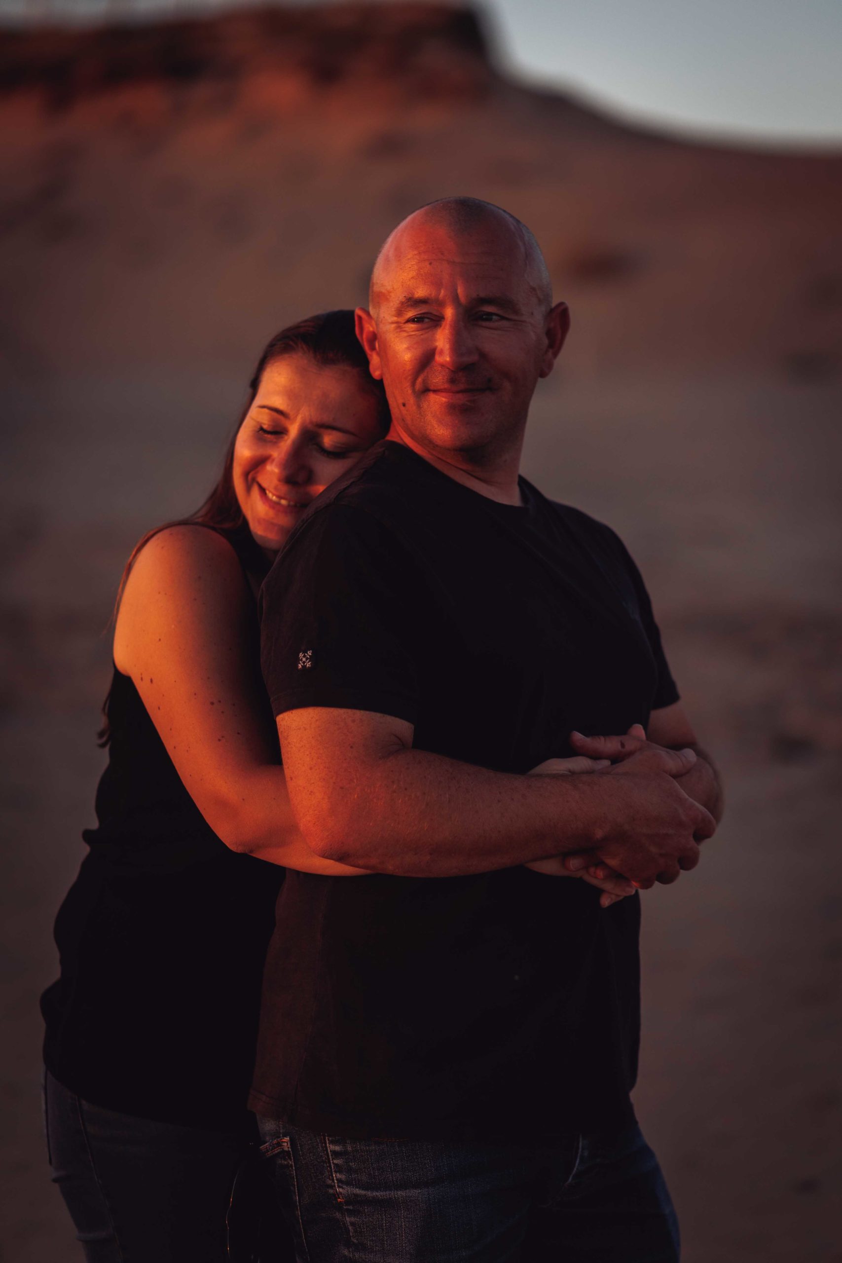 Un couple se tient sur la plage des Sables d'Olonne en Vendée