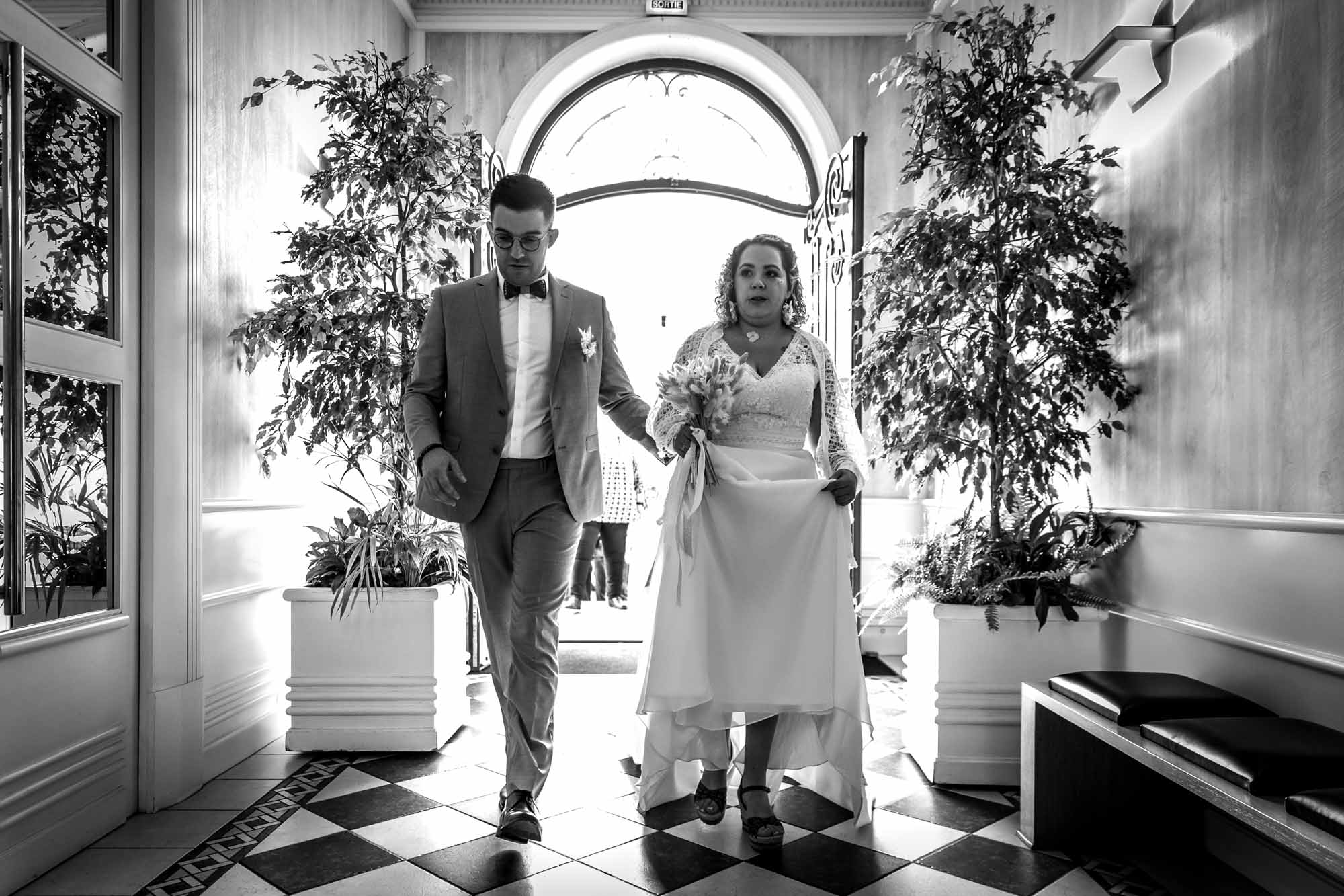 Photographe Mariage Vendée-2 Les mariés entre dans la mairie de la Roche sur Yon pour leur mariage en Vendée
