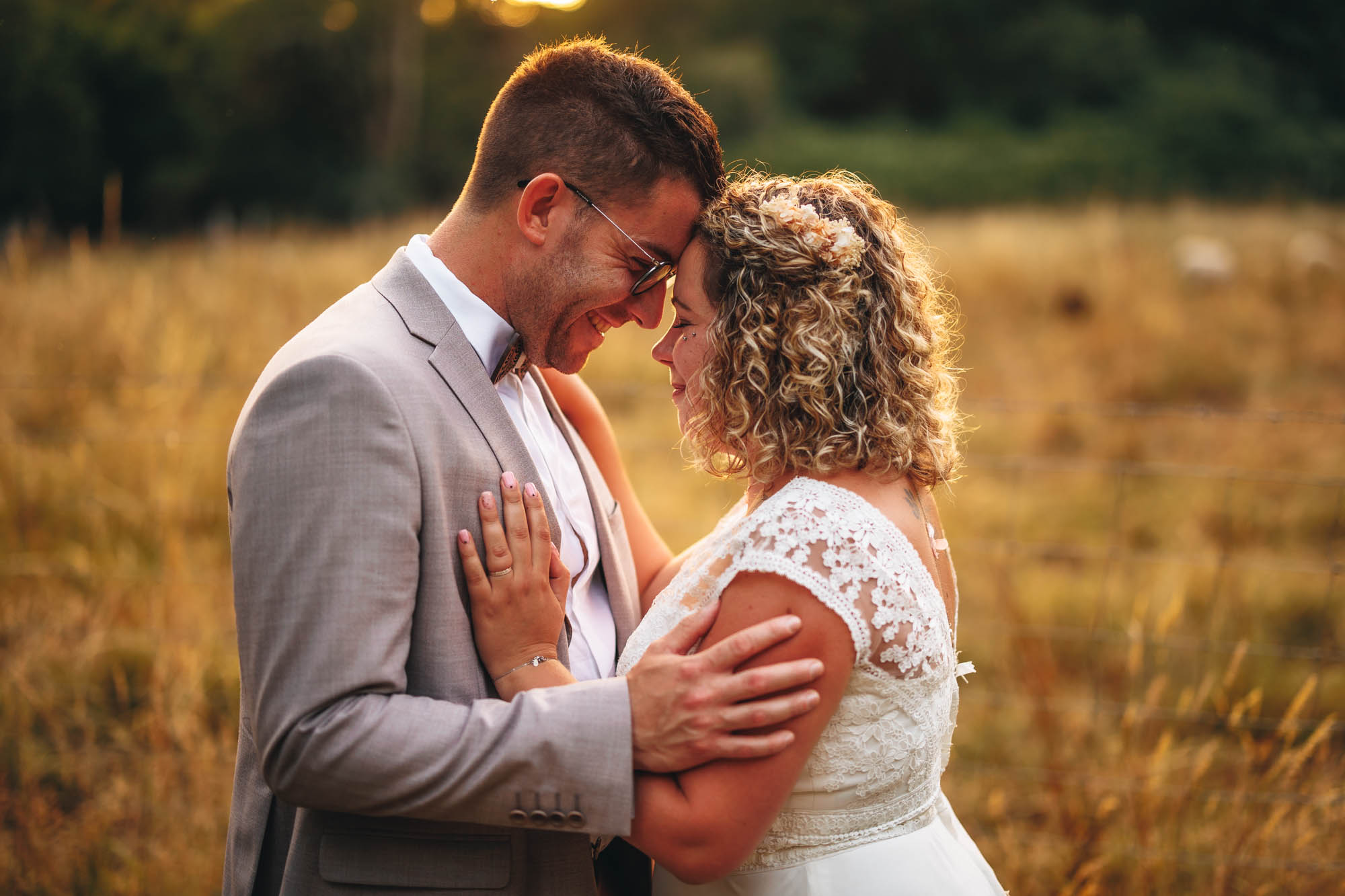 Les mariés posent leur front l'un contre l'autre pour leuts photos de mariage en Vendée