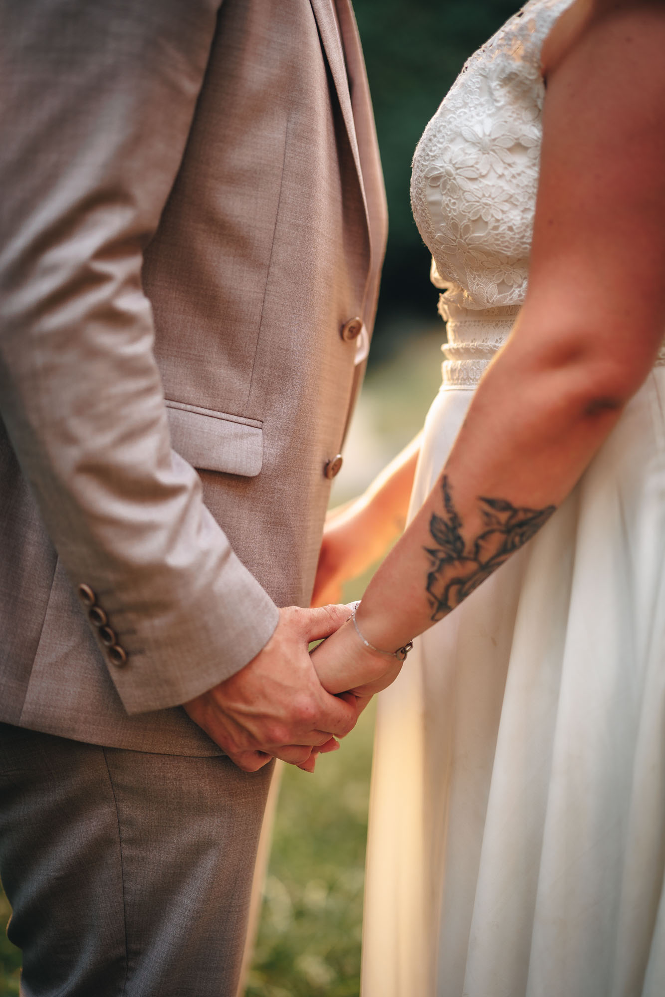 Les mariés se tiennent les mains pour leur mariage en Vendée