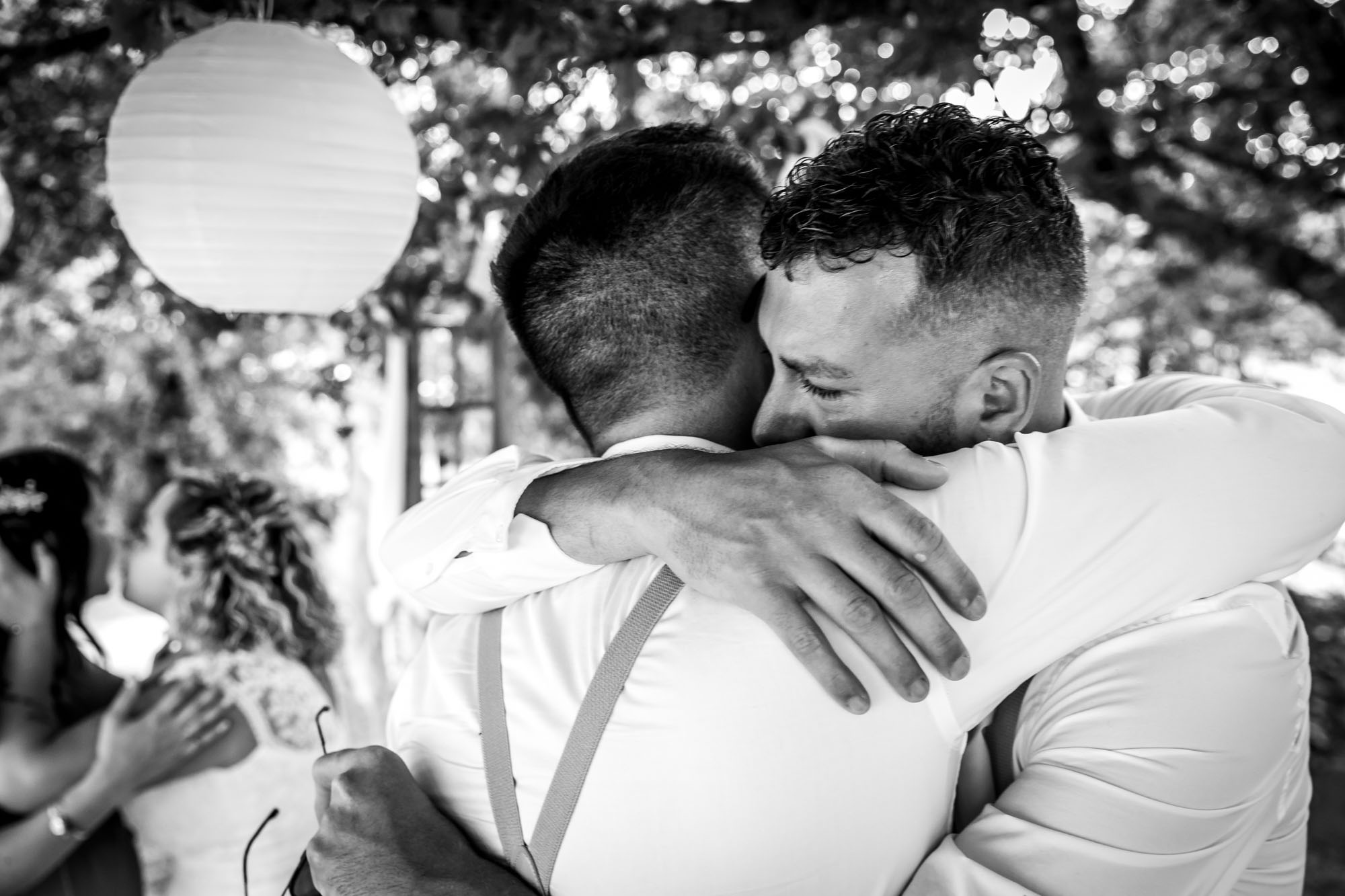 Photographe Mariage Vendée-9 Deux couples se prennent dans les bras et pleurent en Vendée