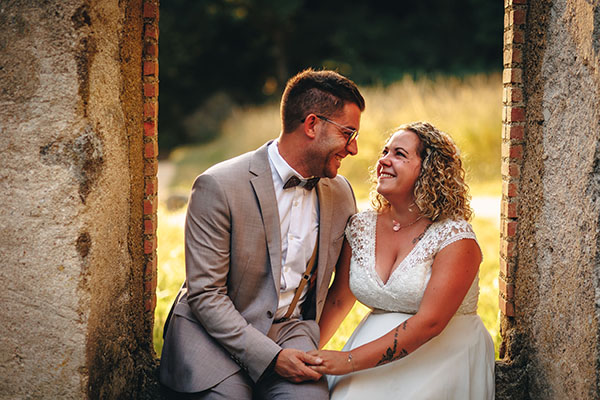 Les mariés sourient pour leur photos de mariage à la Roche sur Yon en Vendée