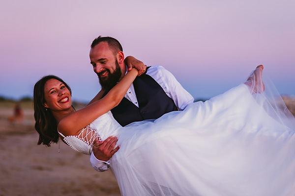 Les mariés dansent sur la plage pour leur mariage en Vendée