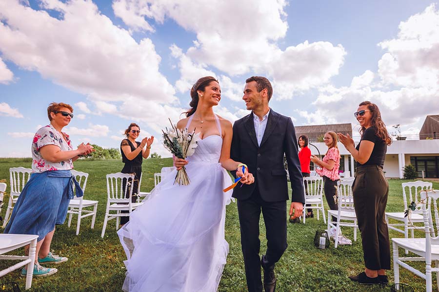 Les mariés se rgardent pour la cérémonie laïque de leur mariage à la Roche sur yon en Vendée