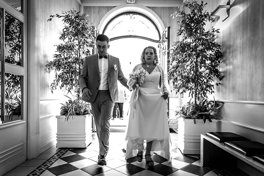 600 Photographe Mariage Vendée 5 Les mariés entrent dans la mairie de Chantonnay en Vendée