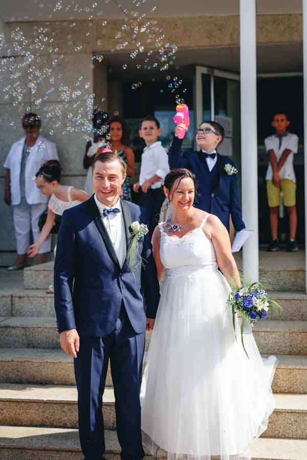 Les mariés posent pour leur photos de mariage devant la mairie de Saint-Etienne du Bois (Vendée)