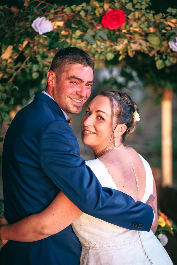 Les mariés se retournent vers leur photographe de mariage en Vendée