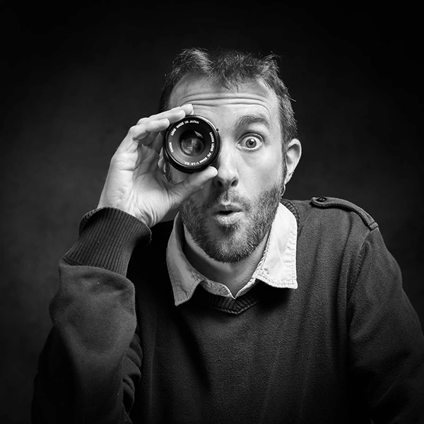 Lionel Vrignaud Photographe Un photographe regarde à travers un objectif photo