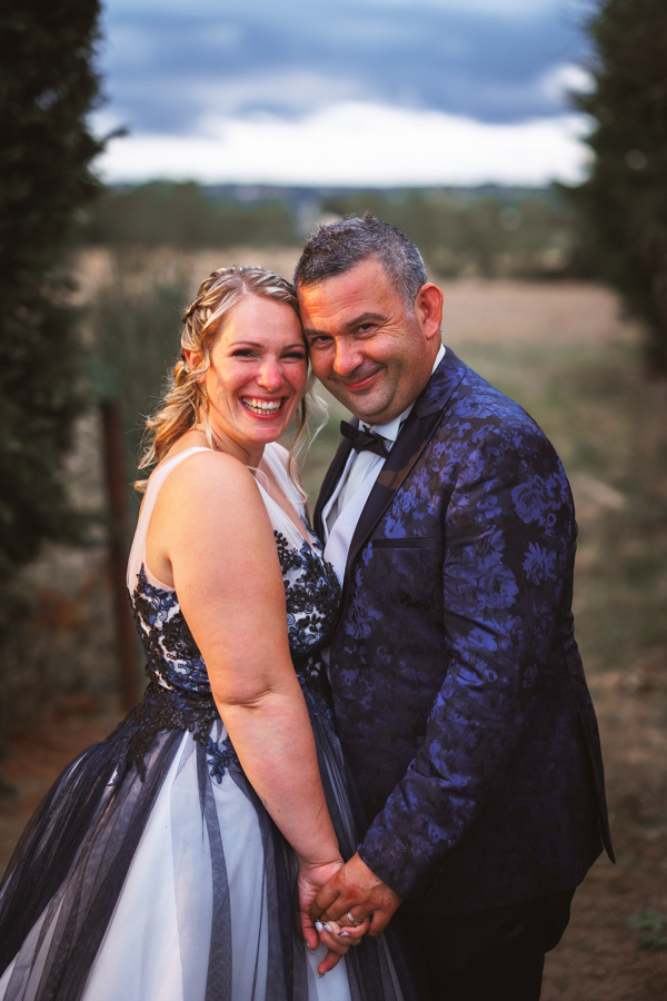 Les mariés regarde vers leur photographe de mariage à Bressuire