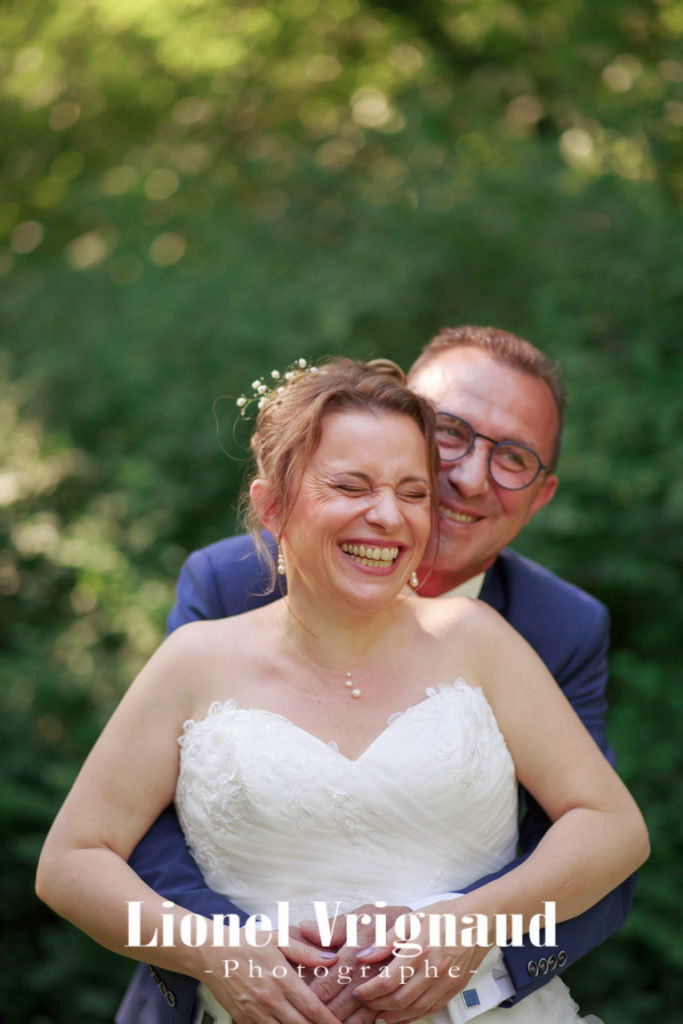 Le marié se tient la mariée par la taille pour leur photos de mariage à la Roche sur Yon en Vendée