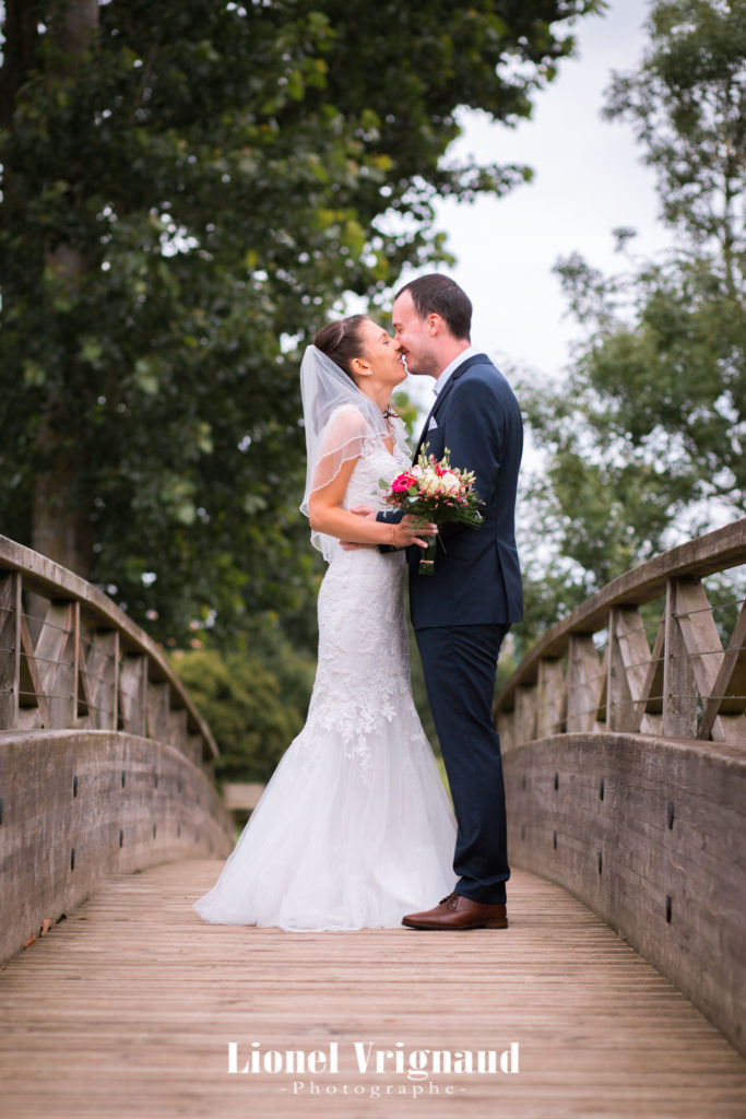 Les mariés s'embrassent pour leurs photos de mariage aux Sables d'Olonne en Vendée